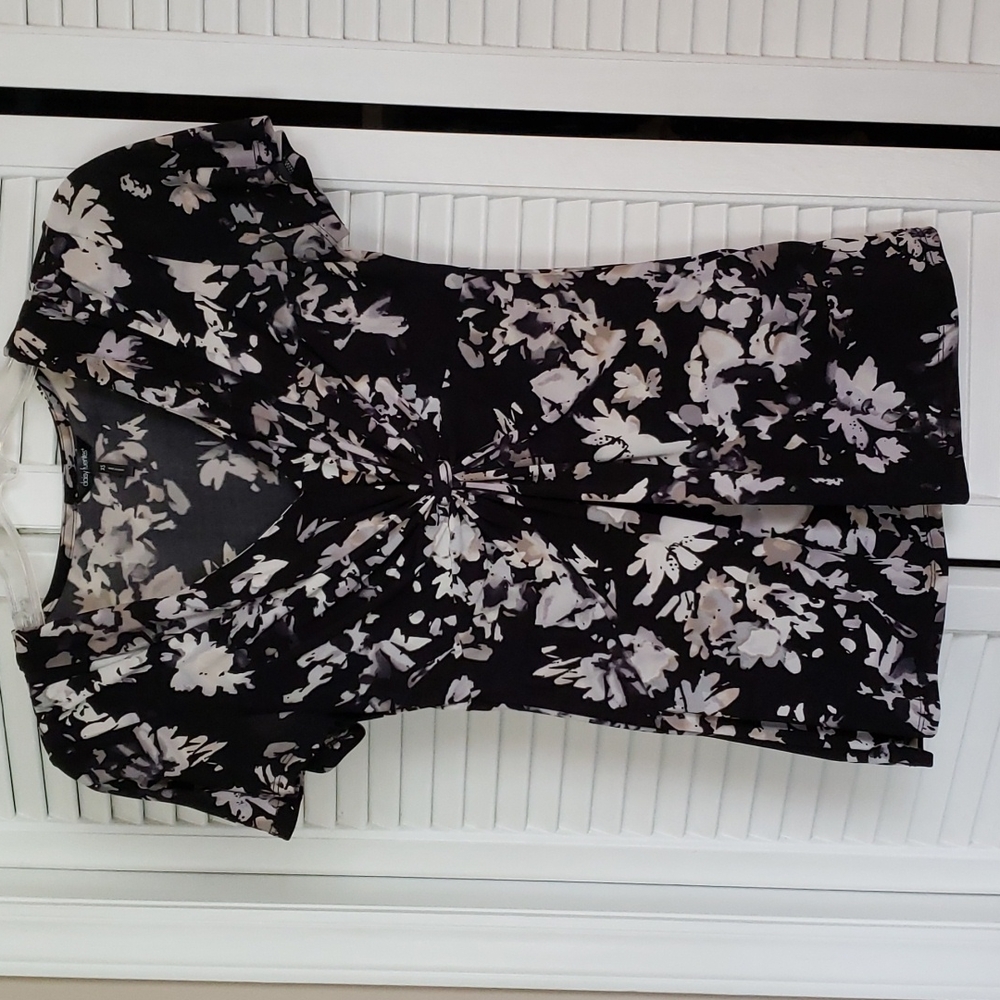 Daisy Fuentes knot front top